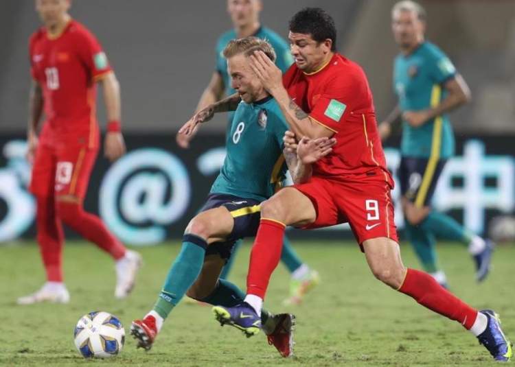 马丁内斯谈C罗肘击被罚下：那不是暴力行为，而是对挑衅的反应