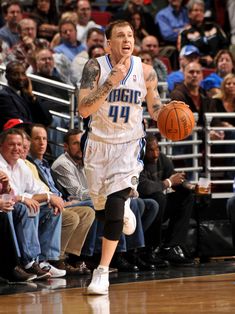 哈兰德是如何在111场英超比赛中打入100球的？